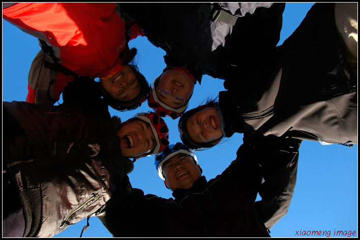 到山顶了，美，合影