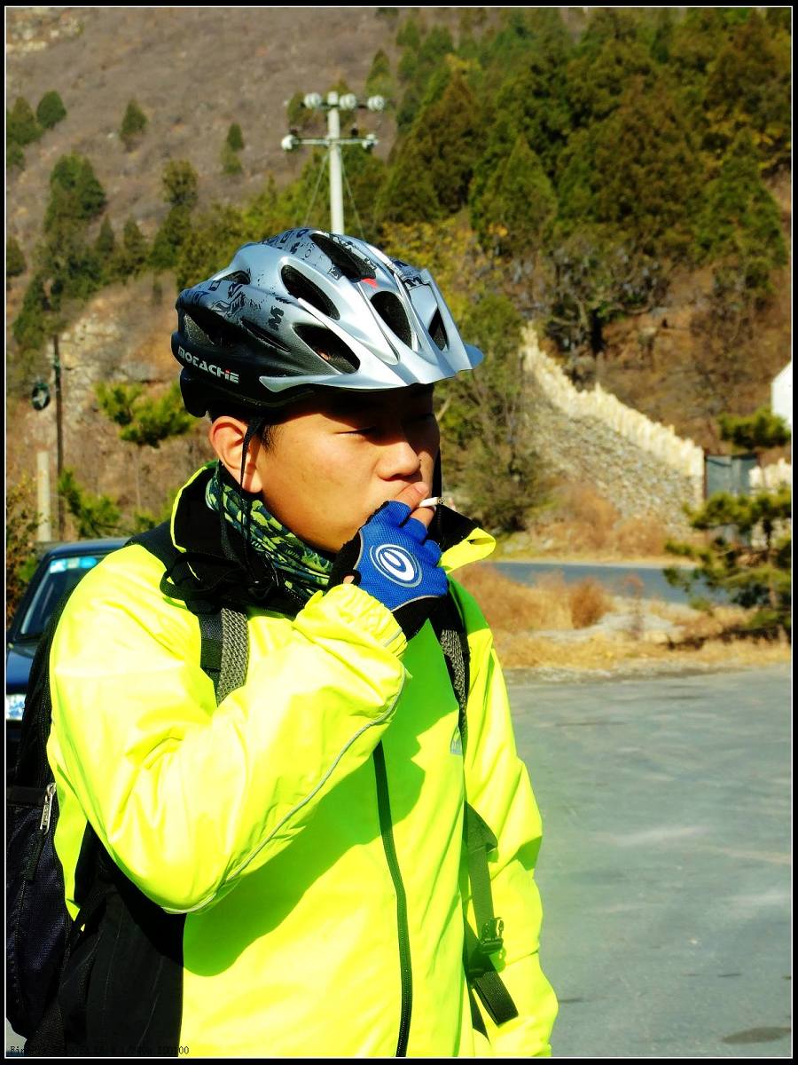 绿衣服的拍了好几张，看不出来有没有重复