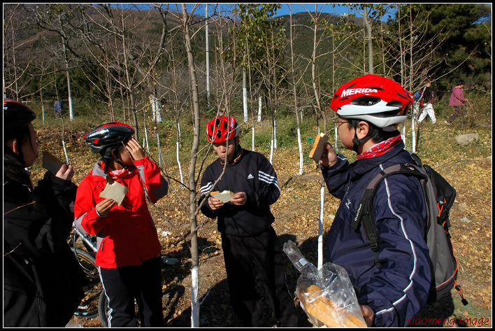 香山脚下，休整，补充体力