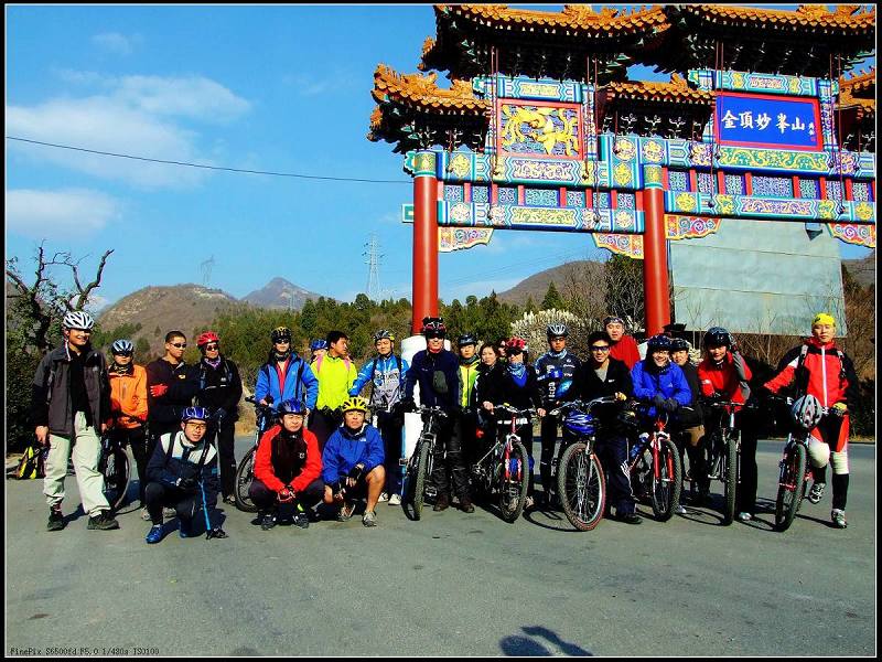 这是合影，除了两个