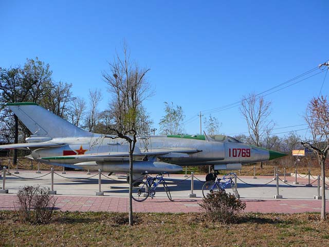 官高村后面的灰机