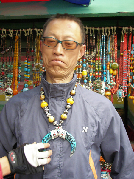 老李在中流砥柱买了串项链，这玩意在拉萨很便宜