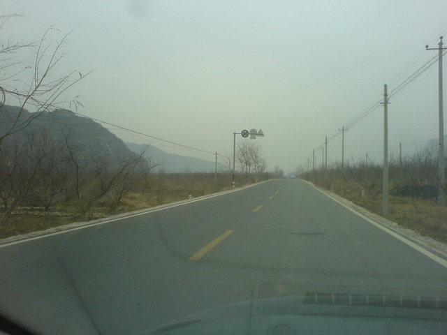 去水库的路，没时间去拍水库，走的路叫桃花谷。不信那有碑为证。