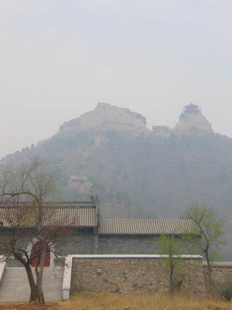 那里是一个寺庙群，据说庙会时东三省东那边都有人过来玩。