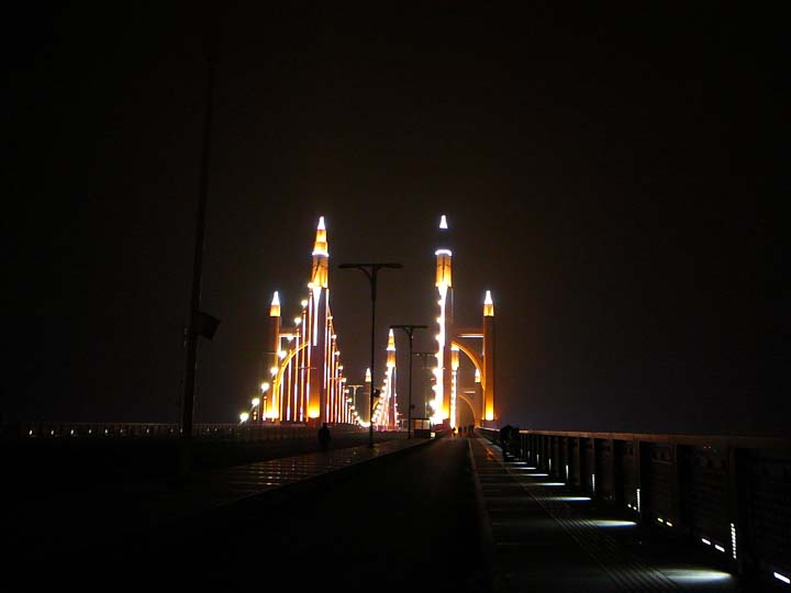 这张夜景我居然用ISO200手持拍的，南邵大桥