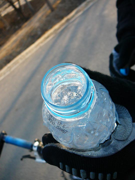 水壶架上的水几乎都冻上了！