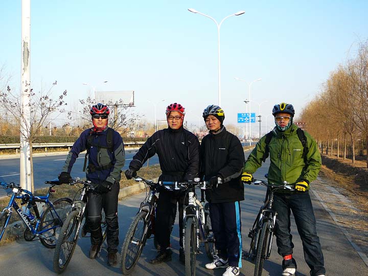 大柳树环岛合影1