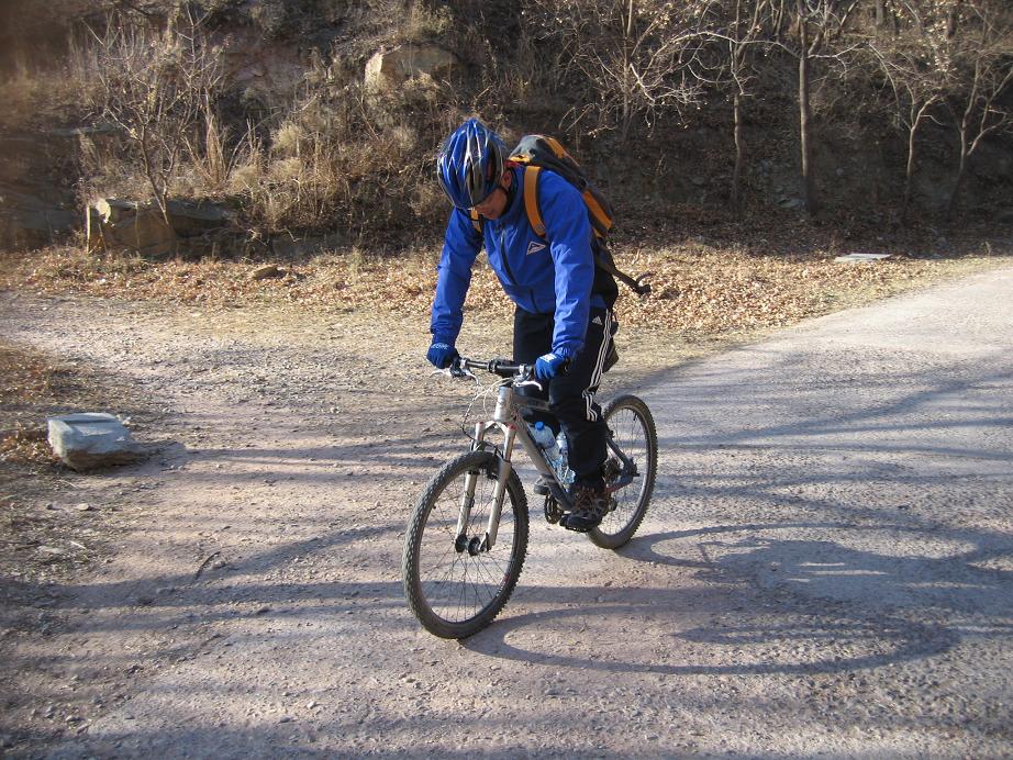 没有坑的地方，左手奋力的压着前叉，不让前叉闲着