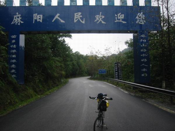 俺推小车过来了。这下路上没有车辆来往，俺的小车到路中间神气神气