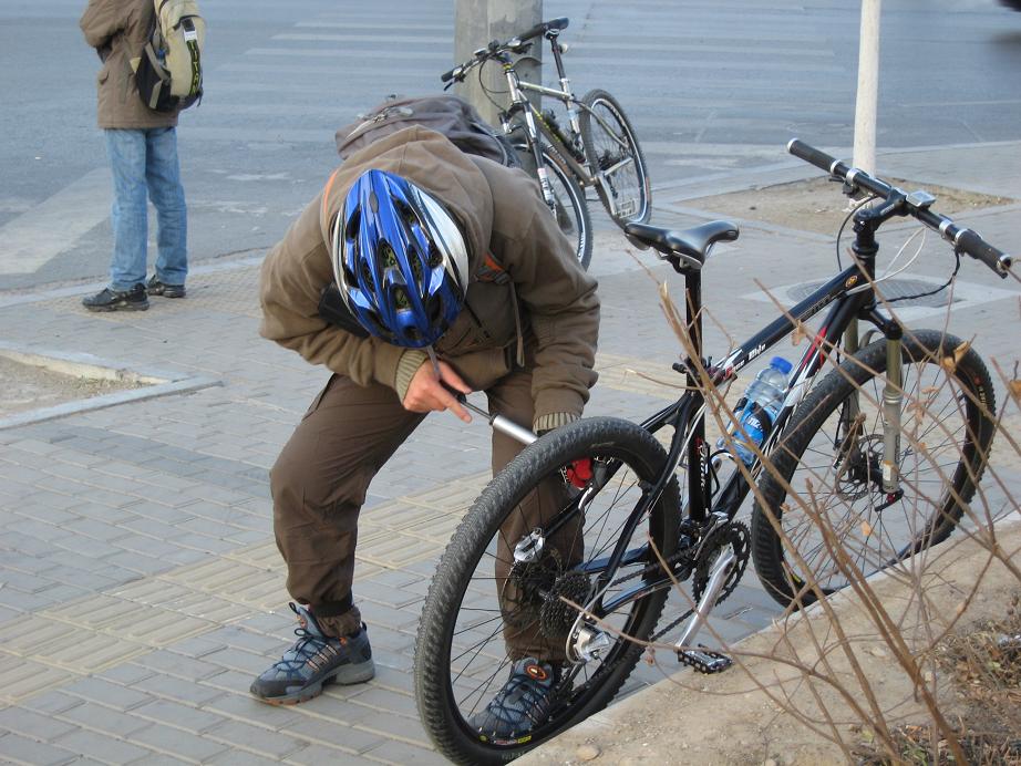 在等待左手的档口老林给车胎加气