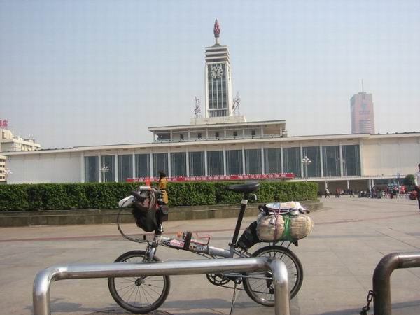 这里是长沙车站为背景为小车留影