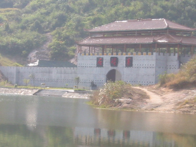 在有点水和山之间修了个城头