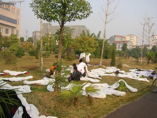 一批玩户外的在晒被子