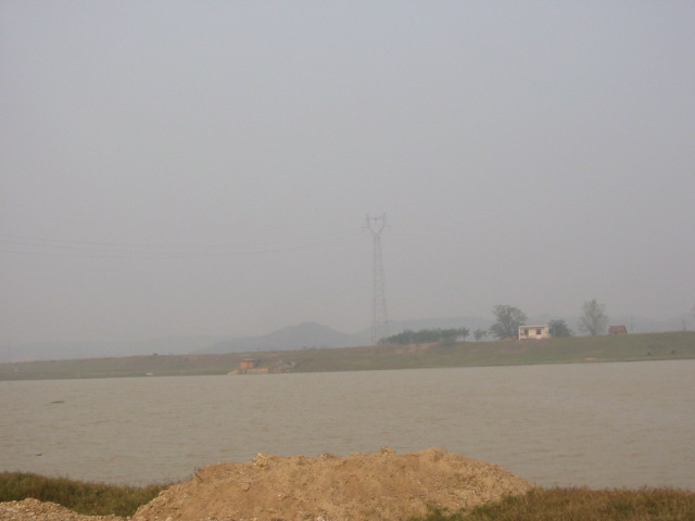 这河叫新墙河，史书上会经常提起，因为在抗日战争中被称作“中国的马其诺防线”可见这里发生过无数战斗 ...