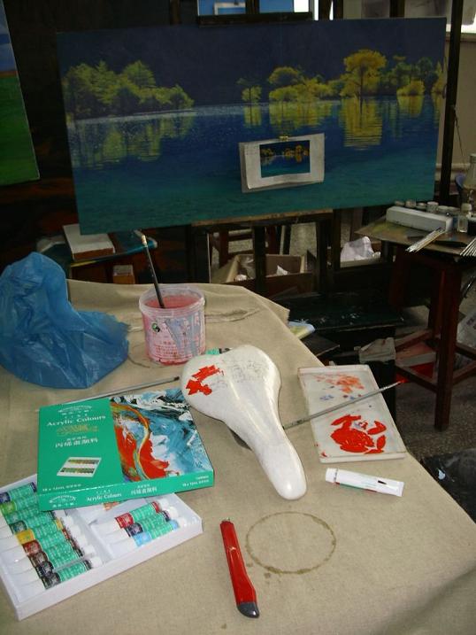 用铅笔在坐皮上绘草图