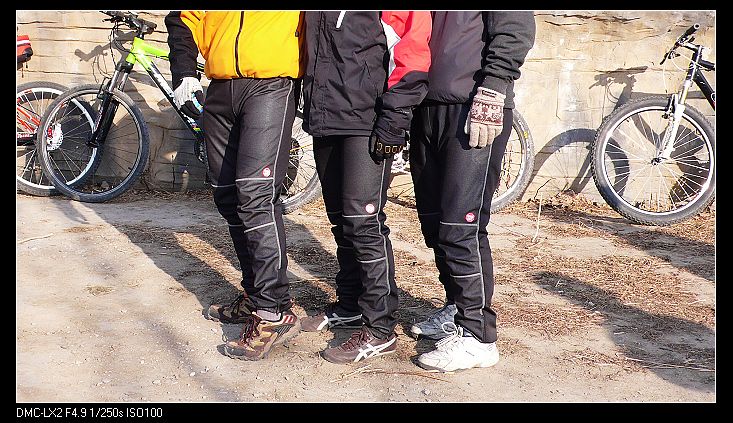 耶,我们是穿一条裤子滴,牌子,版呢路