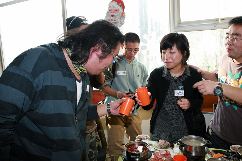 众小妖前来敬酒