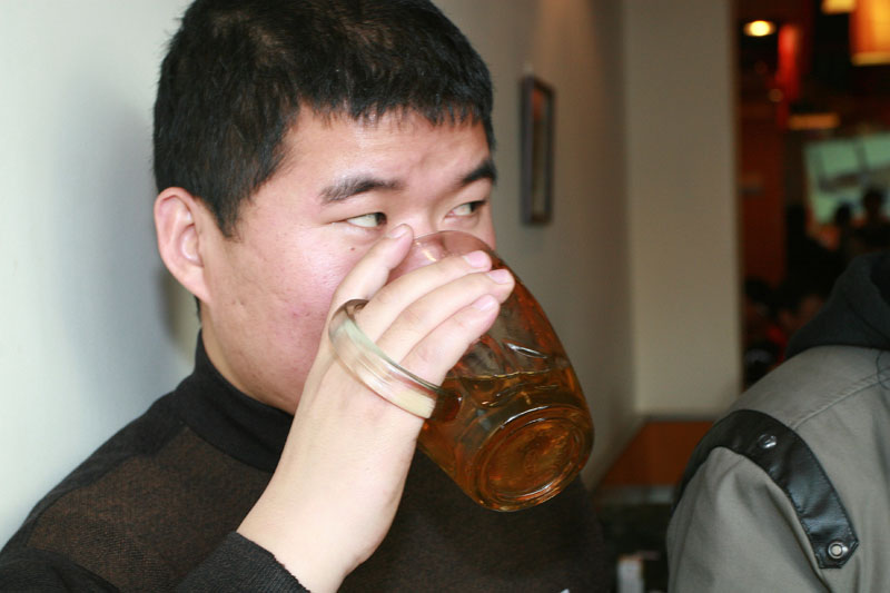 “我还是自己喝了吧，我可不赶上了”