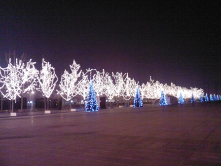 无人的街，闪亮的灯