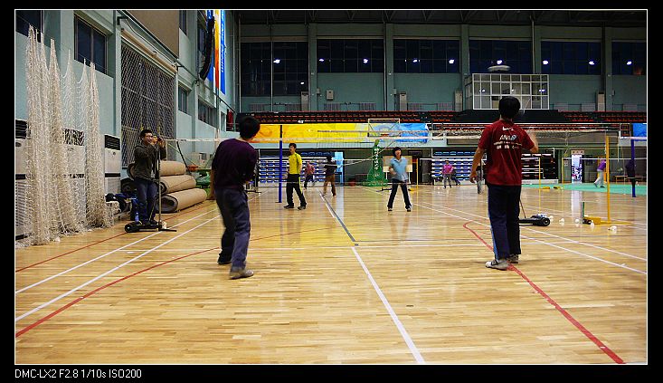 有打球的,有拍照的,有吃东西的,干嘛的都有