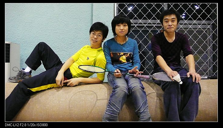 我们坐在这里不愿意走了噻