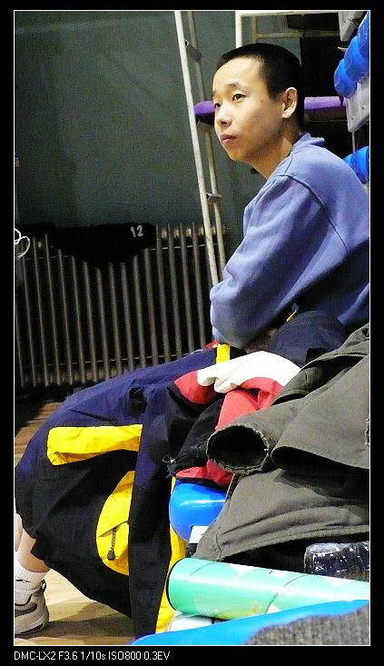 一猫儿,疑惑中,:这几个是打羽毛球吗?