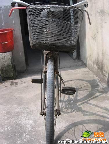 前脸造型也是采用古典设计，保证了整车风格的统一，其中车篮状钢丝网状气囊是首次运用于该品牌的车。”  ...