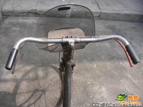 特别设计的方向控制系统，呈八字分开状，可以使驾驶者手臂充分展开，胸腔打开，利于呼吸，从而改善动力供应 ...