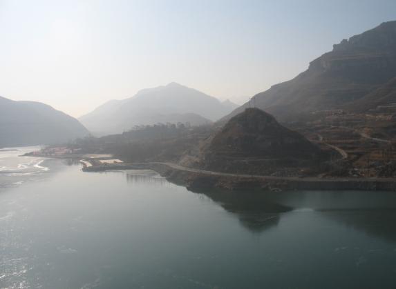 库区北边的柏油路