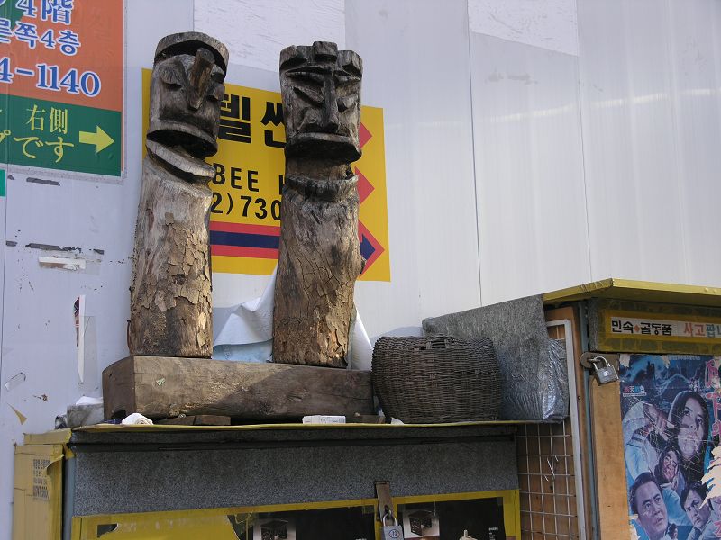 街头的镇村图腾