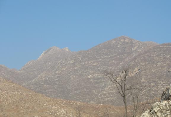 库区山峰和蓝天