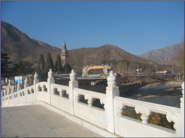 云居寺山门前的小桥流水