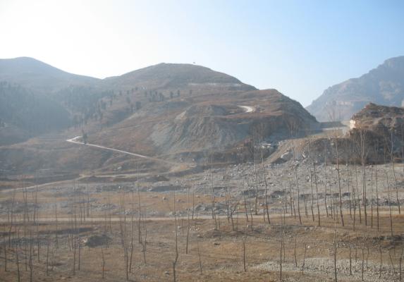 到达坝顶的盘山道