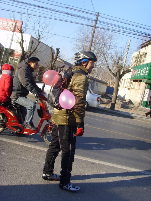 东东背后的气球