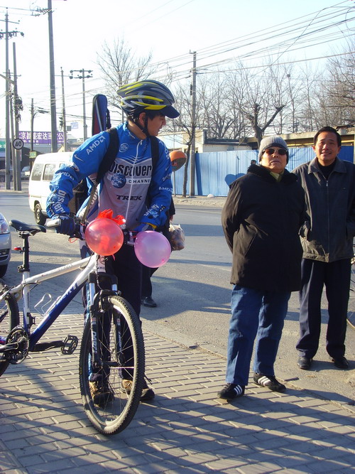 老陶很热心，在与群众交流