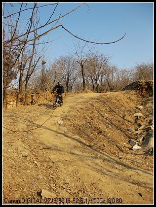 就从旁边的坡冲了下来