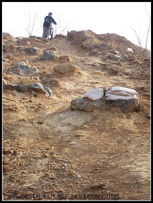 看了看路 还有个包 嘿 飞个咱