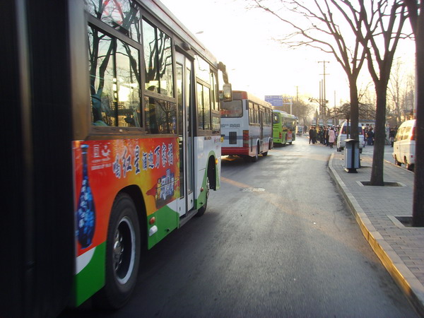 排队的公交车
