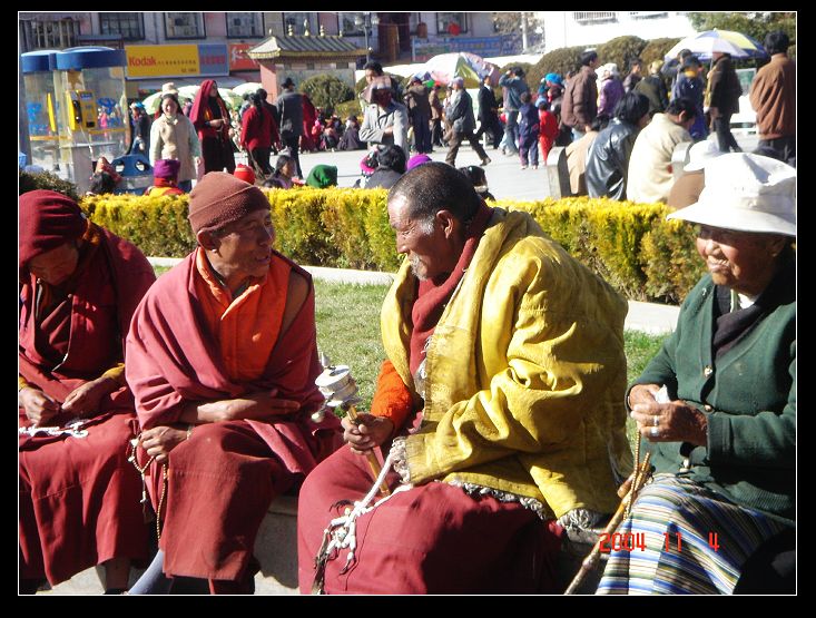晒太阳的老人们