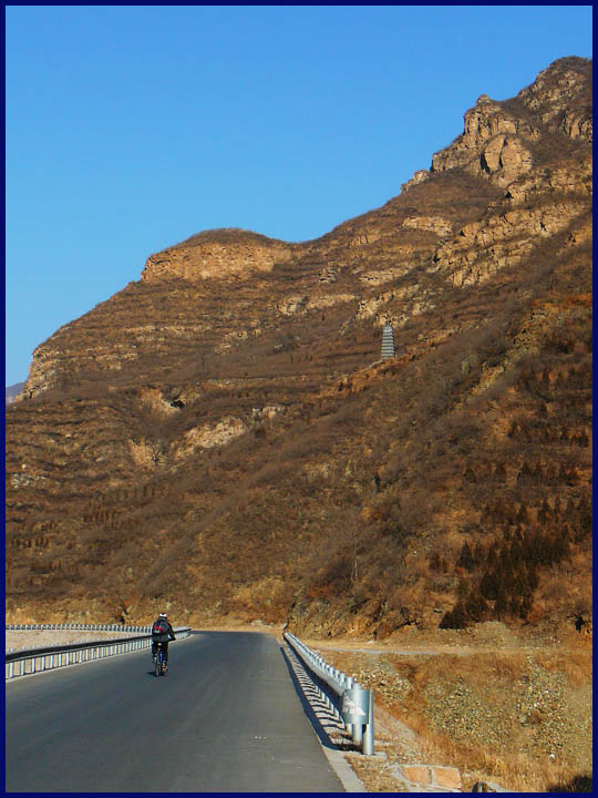 白羊沟的山和山上的塔