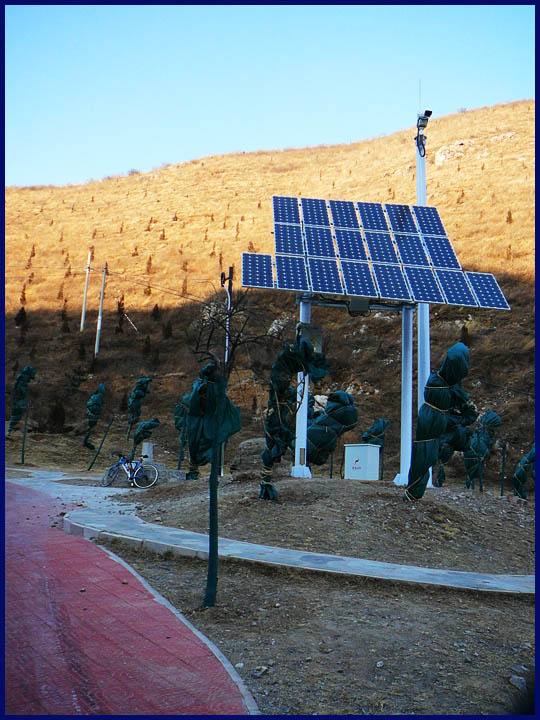 高崖口界碑，高科技了，太阳城电池板