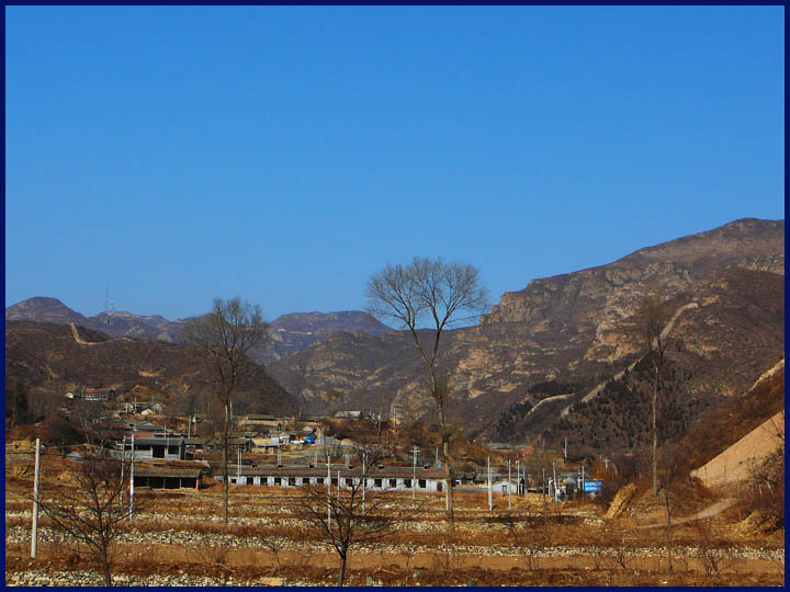 可以看到两边山上残存的城墙