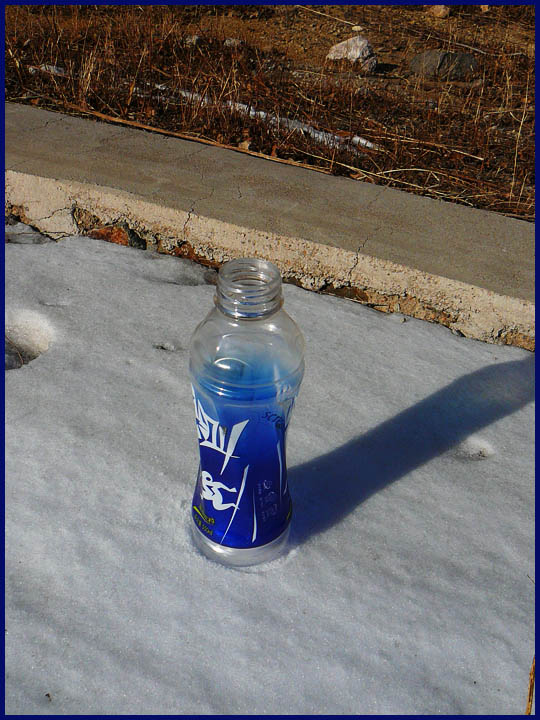 半路下车喝水，路边的雪并没有化