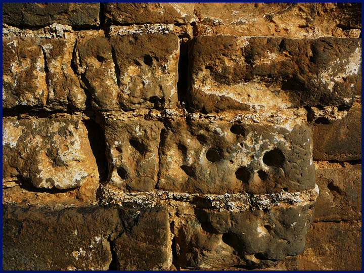 瓮城的城砖，不知道上面的坑洞是怎么造成的