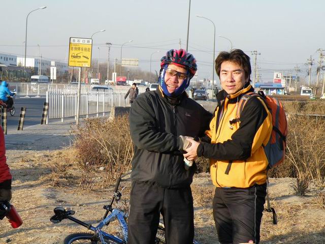 包子帮两大高层领导于上午9时10分在四季青桥友好会面。