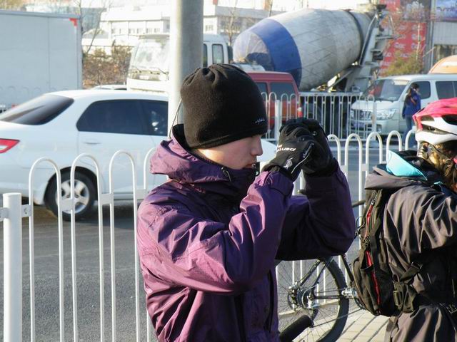 小鬼，你在偷拍啥？