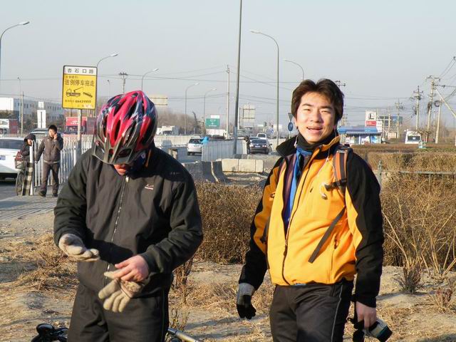 “哎，脏了偶的手套。”