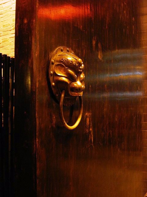 是谁，扣响你家的大门