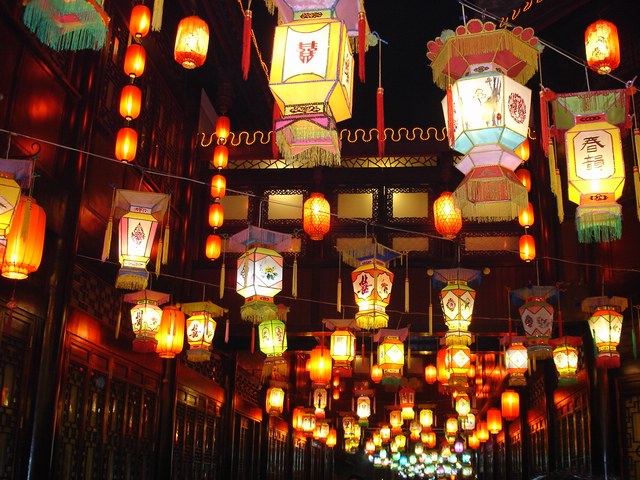 是谁，为你挂上彩灯