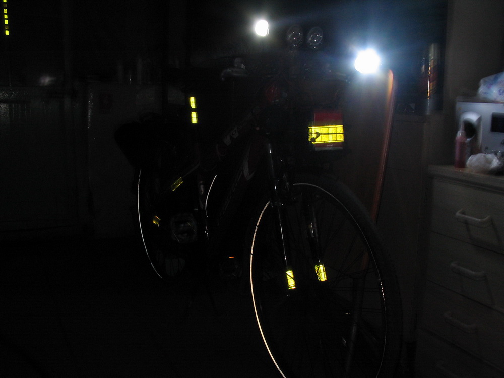 车前面的灯。中间的还没有亮呢~~~《因为是传动轴发电的灯》